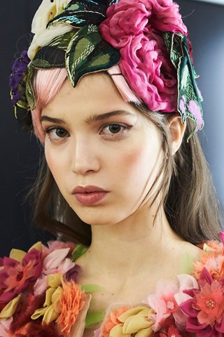 BACKSTAGE // Dolce & Gabbana Pat McGrath created a rose-toned beauty look at
Dolce & Gabbana, with an ombre petal lip, flushed cheeks and flawless skin.