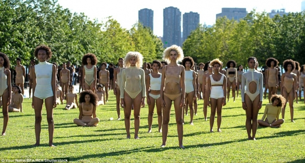 Just twenty minutes into Kanye West's Yeezy Season 4 presentation at least two models fainted and 30 models of the 100 sat down in the grass. 