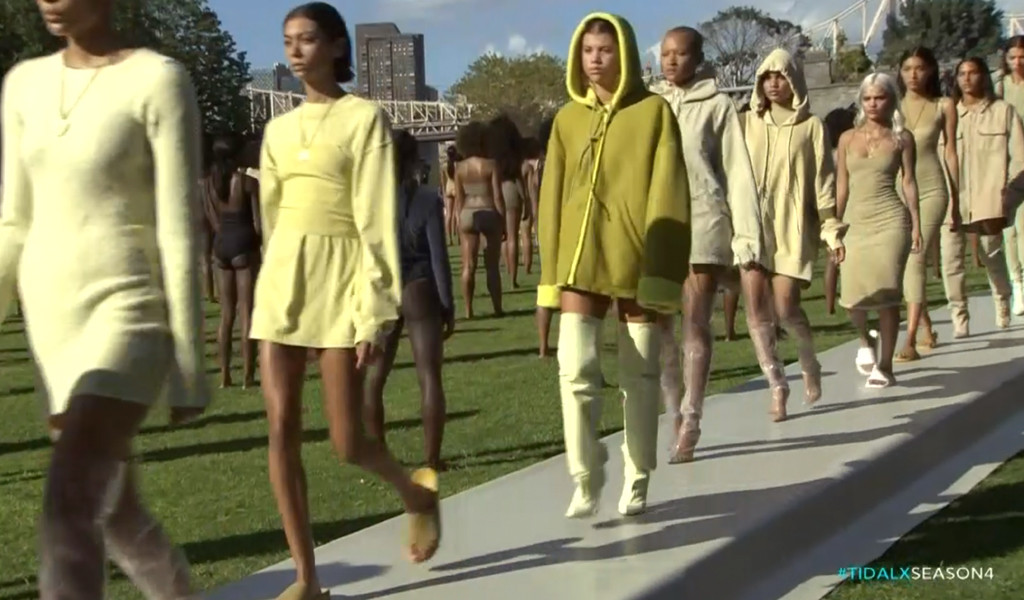 Just twenty minutes into Kanye West's Yeezy Season 4 presentation at least two models fainted and 30 models of the 100 sat down in the grass. 