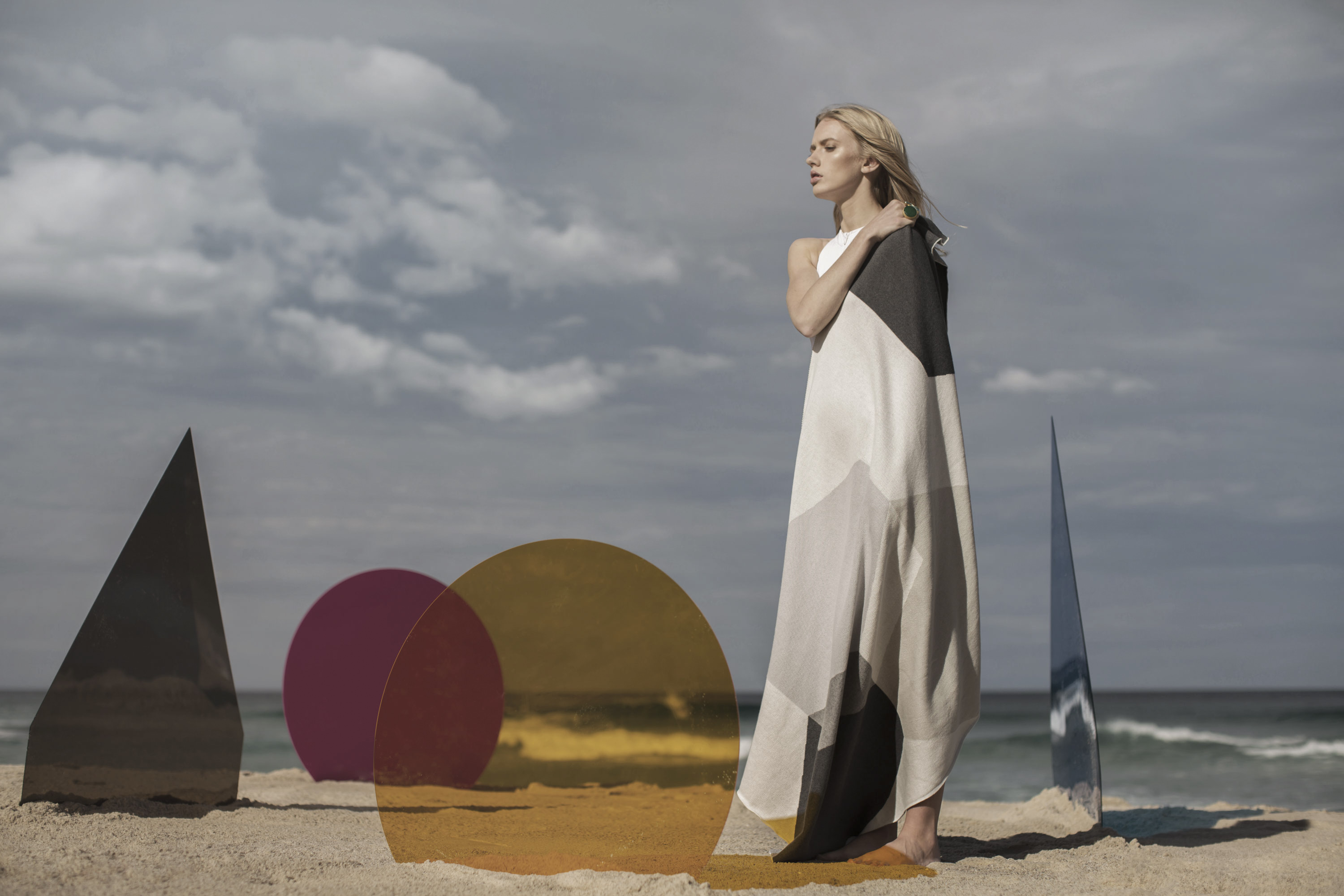 katekate_campaign_blankets_cape_grey_2