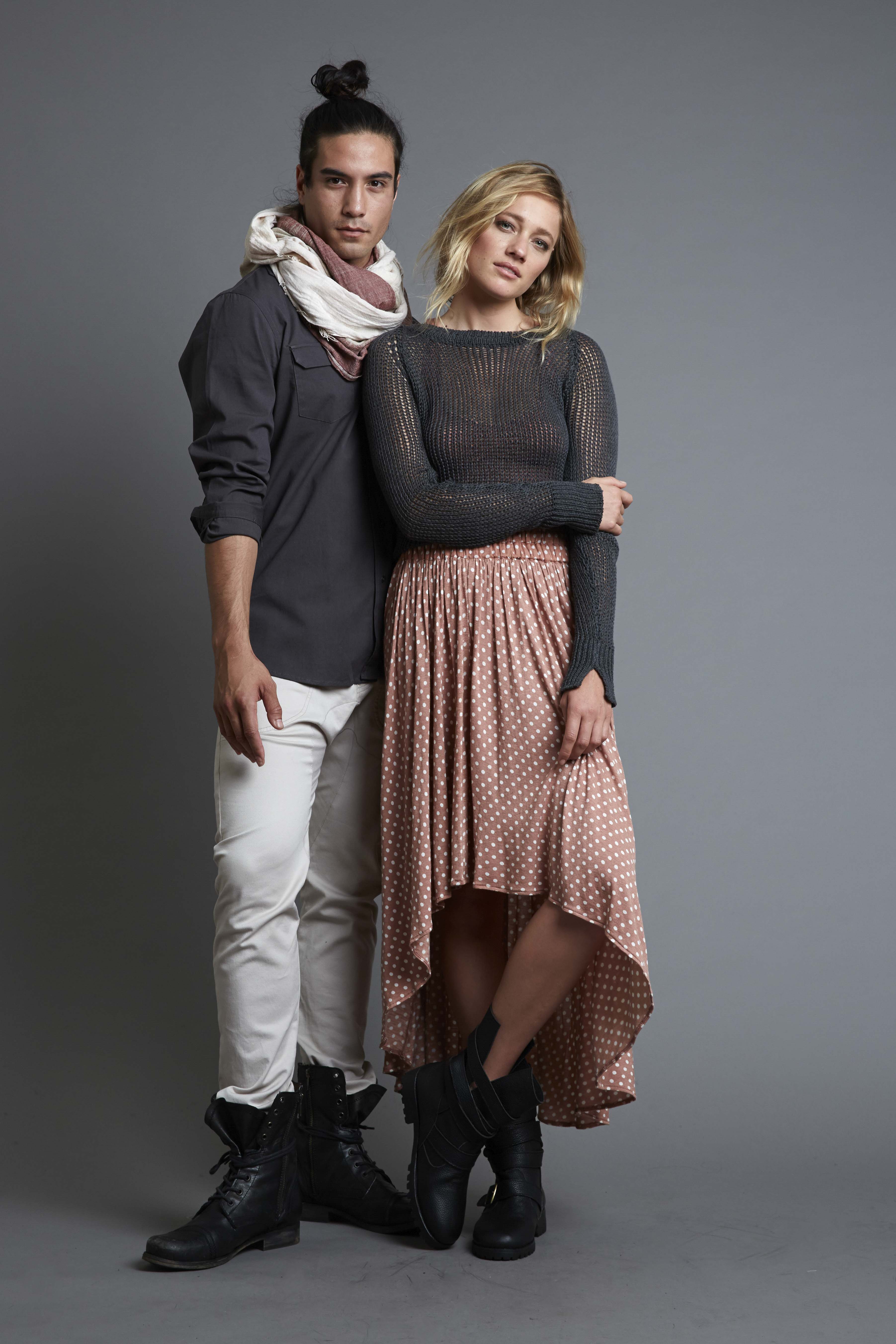 Couple-CanvasShirt_Graphiteblue-InfinityScarf_TeaRose-Joggers_Putty-FauveSweater_EarlGrey-RoundSkirt_PolkaSplotchTeaRoseWE-AR_AW17_RHYME-2279