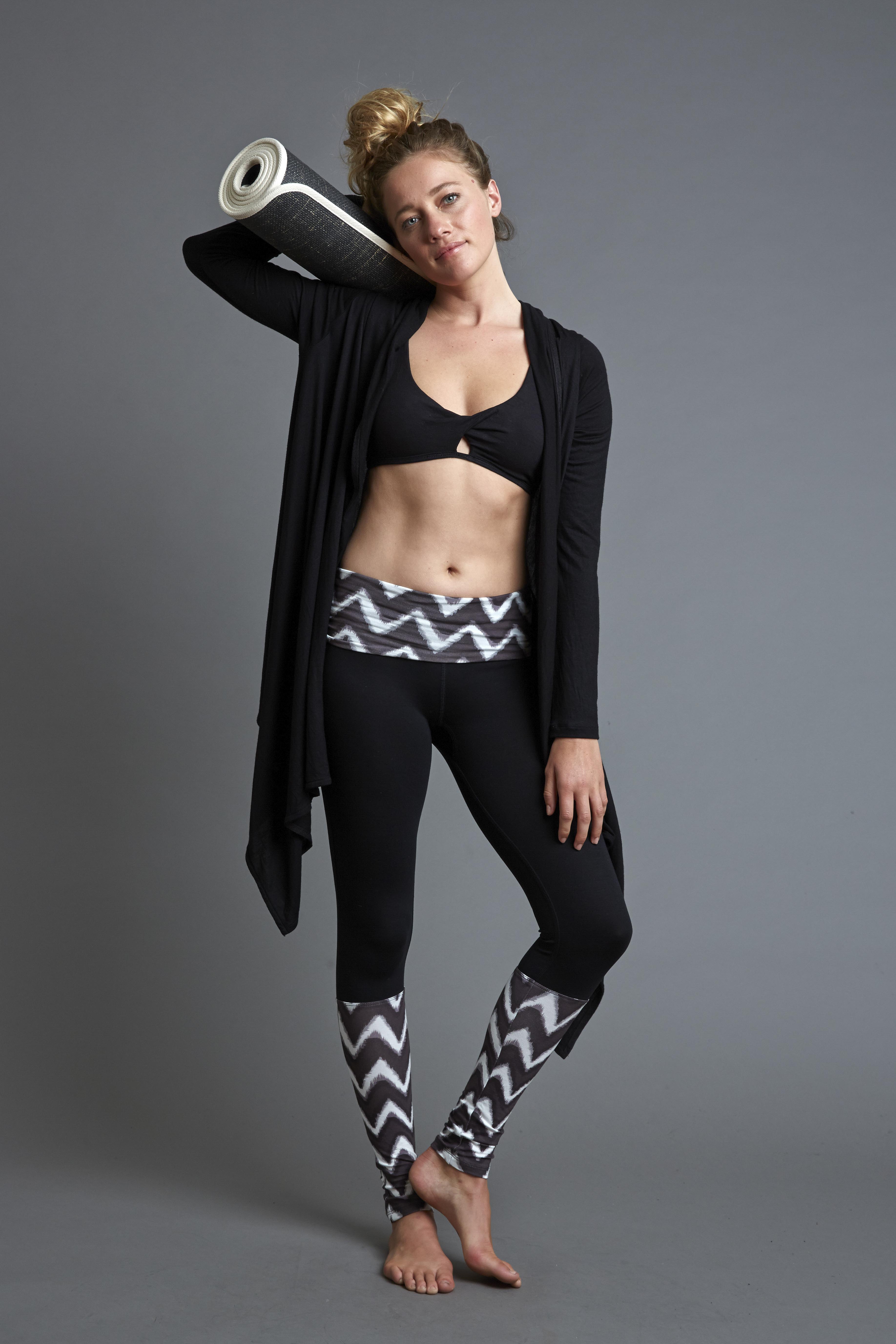 DancerWrap_Nero-RadianceBralette_Nero-Socksies_BlueIkatNero-WE-ARYogaMat_Nero_WE-AR_AW17_RHYME-1419