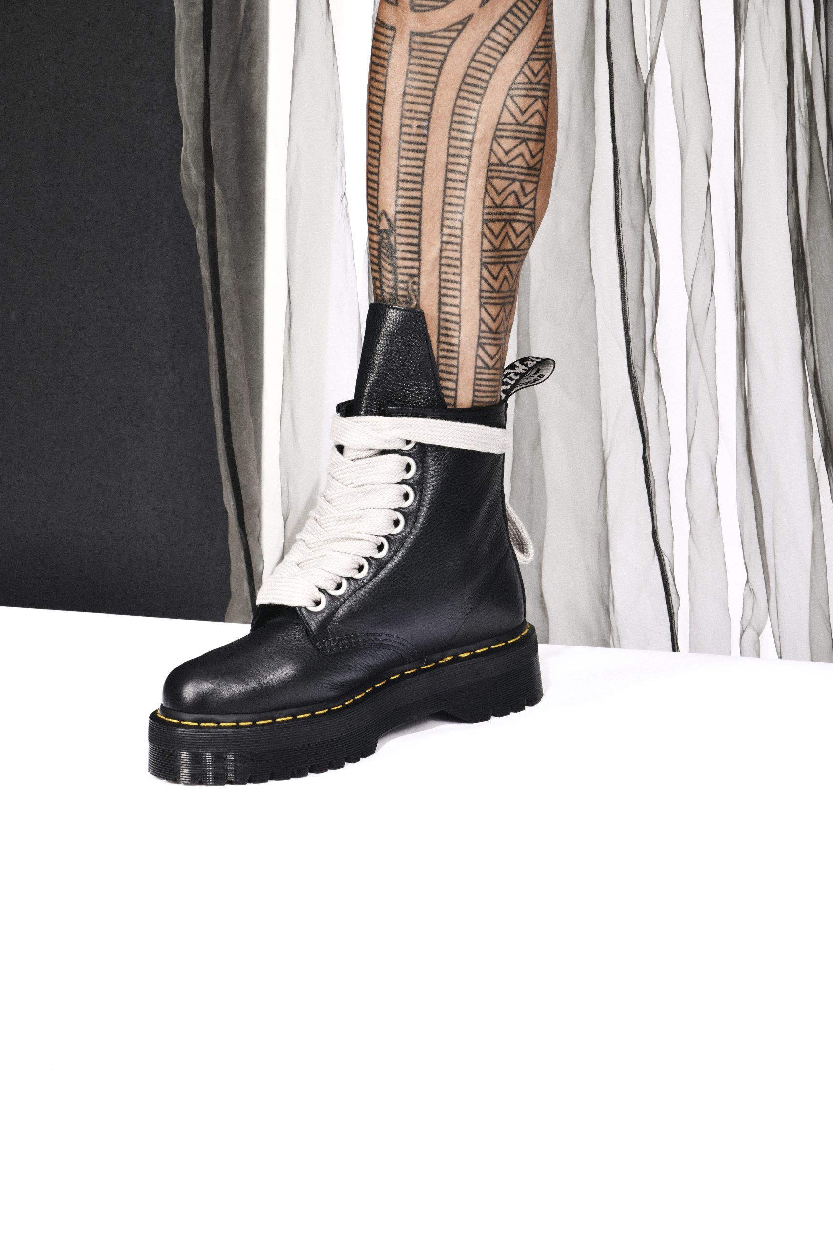 JUMBO LACE_RO_DR_MARTENS_01