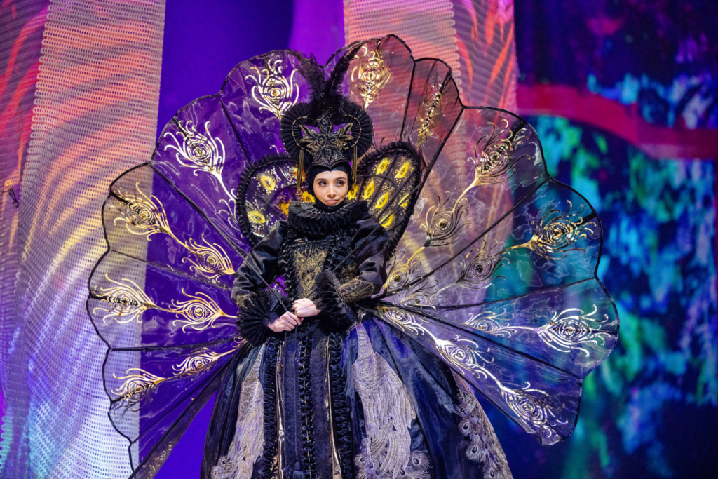 Elizabethan Era Section: Madame Paon Doré - Veritée Hill, United States